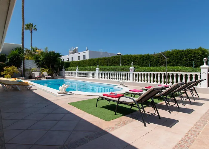 Stunning 6 Bedroom Private Heated Pool *