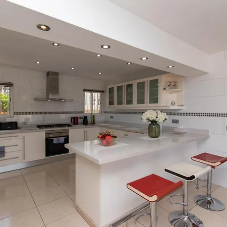 וילה Stunning 6 Bedroom Private Heated Pool אדחה