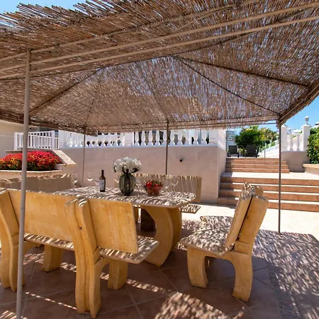 Stunning 6 Bedroom Private Heated Pool *