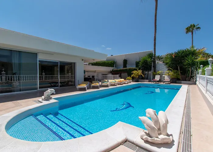וילה Stunning 6 Bedroom Private Heated Pool אדחה