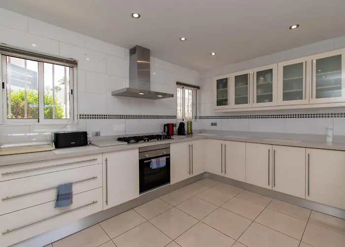 וילה Stunning 6 Bedroom Private Heated Pool אדחה