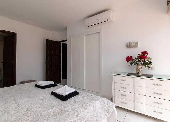 וילה Stunning 6 Bedroom Private Heated Pool אדחה