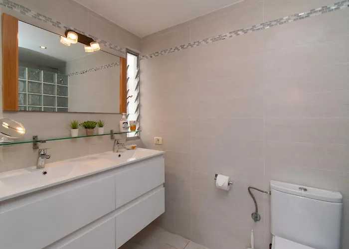 Stunning 6 Bedroom Private Heated Pool *